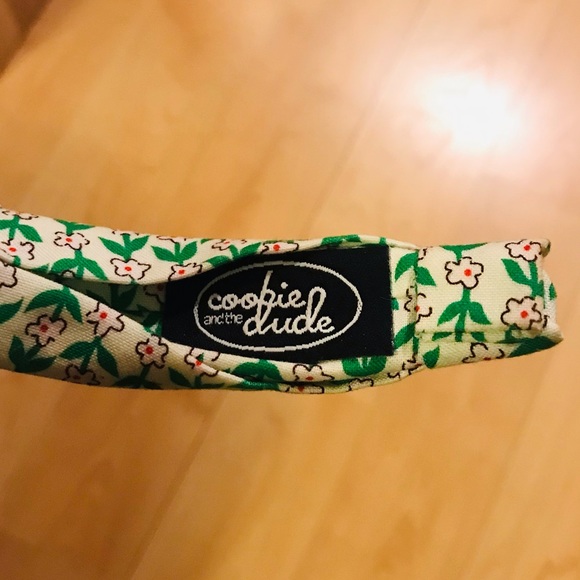 NWOT Cookie and the Dude White with green & red floral knot headband - Picture 5 of 10